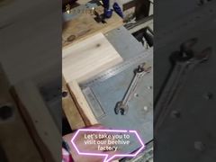 Vi porto a visitare la fabbrica di alveari per osservare il processo di assemblaggio degli alveari