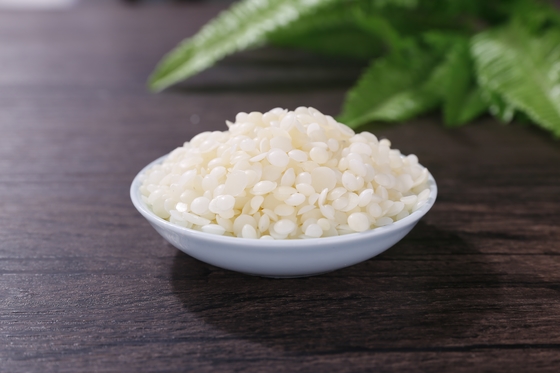 La cera paraffinica completamente raffinata 80# per i cosmetici incera la cera microcristallina bianca dei pallet