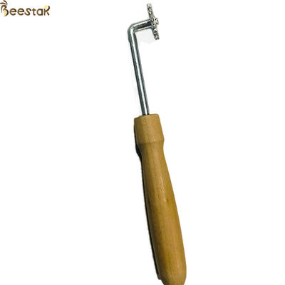 Dente cilindrico Embedder della maniglia di Beehive Tools Wooden dell'apicoltore con il piccolo ingranaggio per apicoltura