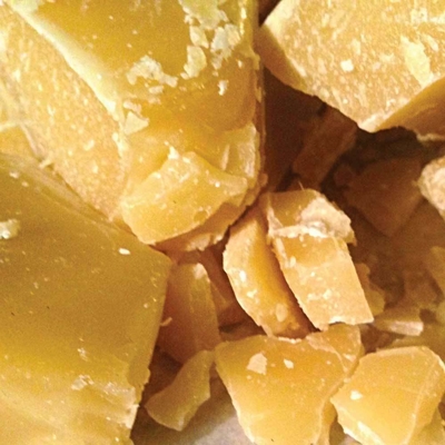 I blocchetti organici gialli puri della cera d'api classificano i prodotti delle api